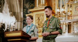 Służba podczas Mszy Świętej – przekazanie Betlejemskiego Światła Pokoju